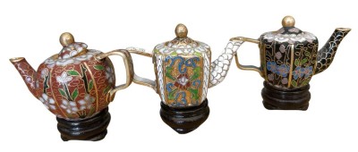 Auktion 358<br>3x  kl. Cloissonne Kännchen-Modelle, wohl Franklin Mint, mit Holz-Ständer, H-ca. Kannen 4,5 cm [1]
