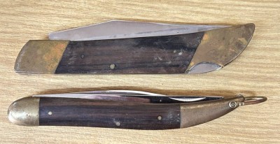 Auktion 358<br>2 gr. Klappmesser, älter, Holz-Messing, 1x Hubertus, >L-ohne Klingen ca. 13 cm [1]