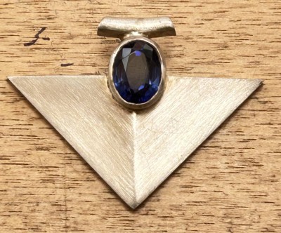 Auktion 358<br>Silber-Anhänger, Dreieck mit blauen facett. Stein, 3x4 cm, 6,7 gr [1]
