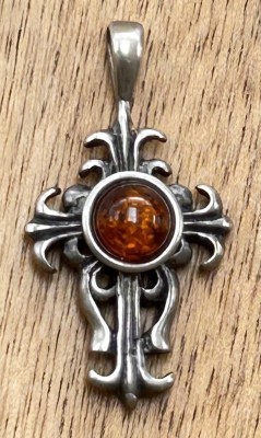 Auktion 358<br>kl. Silber-Brustkreuz mit Bernstein, H-ca. 3cm [1]