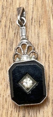 Auktion 358<br>kl. Art Deco Silber-Anhänger, schwarze Platte mit klaren Stein, H-mit Öse 4 cm, 2,5 gr. [1]