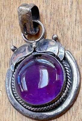 Auktion 358<br>Silber-Anhänger-925- mit  lila Stein, H-4 cm, B-2,8 cm,  13,2 gr. [1]