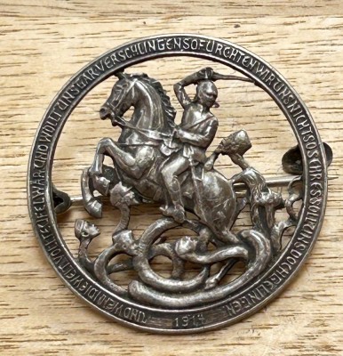 Auktion 358<br>Silberbrosche-800- mit  Ritter zu Pferd, kämpfend gegen vielköpfige Schlange, umlaufend patriot. Spruch, dat. 1914, D-3 cm, 5 gr. [1]