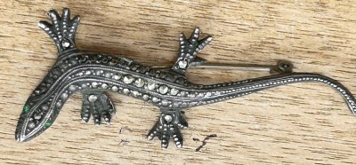 Auktion 358<br>Silber Salamander Brosche , grüne Steine als Augen, L-6 cm,  4,8 gr [1]