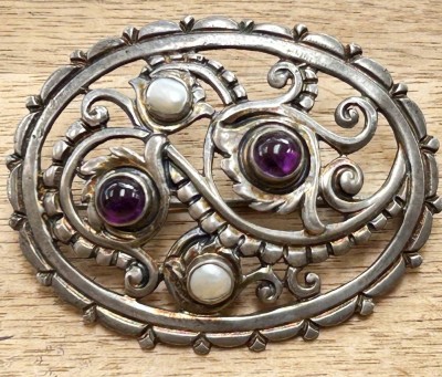 Auktion 358<br>gr. schwere Brosche, Silber-800-, mit Perlchen, violette Steine, 5x3,2 cm, 10,9 gr [1]