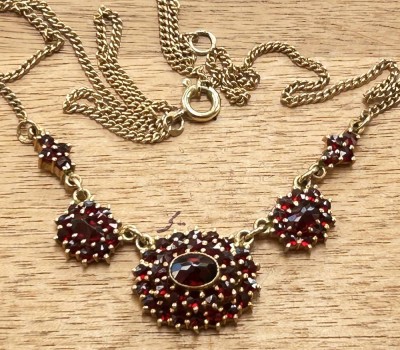 Auktion 358<br>Silber-Collier vergoldet mit Granaten, undeutl. gepunzt, L-46 cm [1]