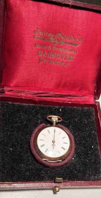 Auktion 358<br>Damen-Taschenuhr in Silbergehäuse, Ziermonogramm, in orig. Kasten, Werk steht, D-3 cm [1]