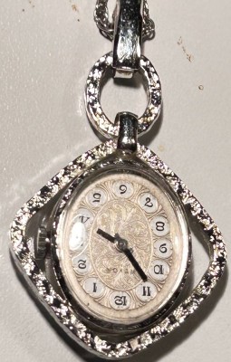 Auktion 358<br>Damen Umhängeuhr an langer Kette, Metall, Werk läuft [1]