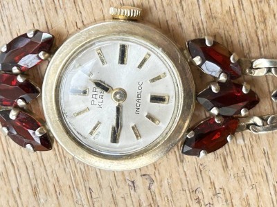 Auktion 358<br>Silber-Damenuhr-835-, Handaufzug, breites Silber-925- Armband mit Granate, vergoldet, Werk steht, zus 19 gr. [1]
