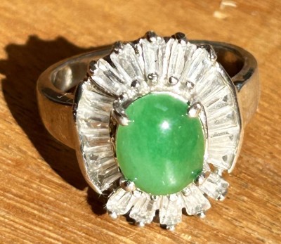 Auktion 358<br>versilberter Ring mit grünen Centerstein, umringt von klaren Steinen, RG 59, 5,8 gr [1]