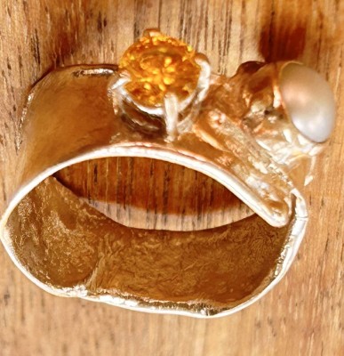 Auktion 358<br>Designer Silberring mit gelben Stein und Halbperle, Handarbeit, RG 57, 4 gr. [1]