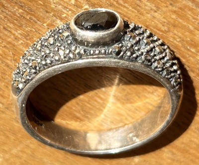 Auktion 358<br>Silberring-925- mit schwarzen Steinen, RG 53, 3,7 gr [1]