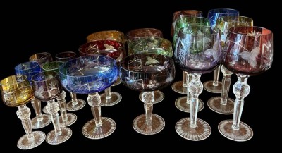 Auktion 358<br>Buntglas-Gläsersatz mit Schliff, 18 Teile, 6x Weingläser, 6x Sektschalen, 6x Desertweingläser, H-max. 21 cm [1]