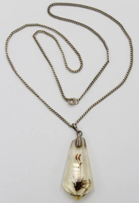 Auktion 358<br>Acrylanhänger mit Pflanze an Silberkette (gepr.), L-57cm Anh. L-6cm [1]