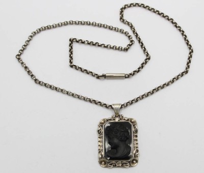 Auktion 358<br>Anhänger, Silber u. geschnittener Onyx an Silber-Erbsenkette, älter, 21,4gr., L-48cm Anh- L-4,2cm [1]