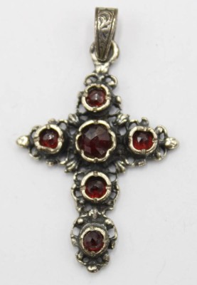 Auktion 358<br>Kreuzanhänger mit Granat, wohl um 1900, Silber (gepr.) undeutl. gepunzt 835 ?, 4,7gr., L-4cm [1]