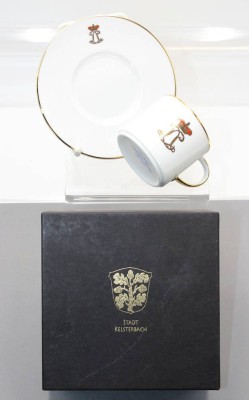 Auktion 358<br>Tasse mit U.T., zur 250 Jahrfeier Kelsterbacher Porzellan 1761-2011, Tasse H-6,5cm, orig. Karton [1]