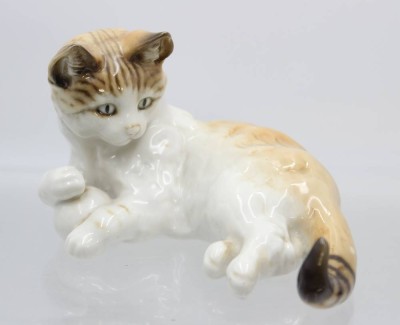 Auktion 358<br>Katze, Hutschenreuther, Selb, Entw. Hans Achtziger, u. bez., naturalistisch staffiert in Unterglasurfarben, liegende Katze mit Ball,  H-8,3cm L-14cm [1]
