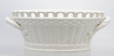 Auktion 358<br>ovale Henkelschale, um 1930, ungedeutete Blaumarke, Boden mit Glasurriss, H-9cm B-25cm [1]