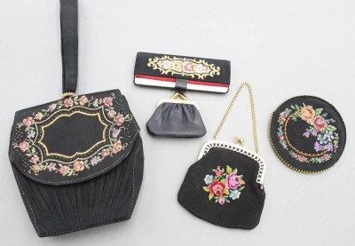 Auktion 358<br>Damenhandtasche mit Gobelinstickerei sowie Spiegel und kl. Börsen, ca. 15,5 x 15cm [1]