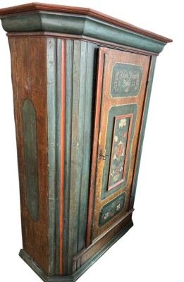 Auktion 358<br>Bauernschrank mit alter Fassung, bemalt und datiert 1810, orig. Schloß und Schlüssel, Türleiste lose, 180x115x50 cm [1]