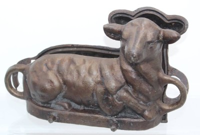 Auktion 358<br>Oster-Lamm, gusseiserne Backform, älter, H-20cm B-33cm [1]