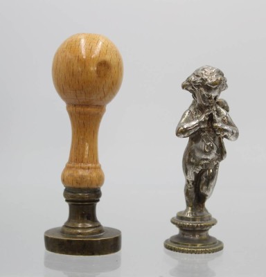 Auktion 358<br>Paar Petschaften, älter, 1x figürlich, ca. H-8 u. 7cm [1]