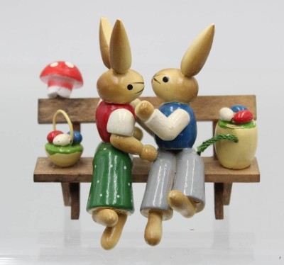 Auktion 358<br>Osterhasenpaar auf Bank, Erzgebirge, Farbverlust, H-6cm B-7cm, Pilz nicht dazugehörig [1]