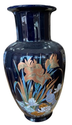 Auktion 358<br>Vase, kobalt mit Blumendekor, H-25 cm, wohl China [1]