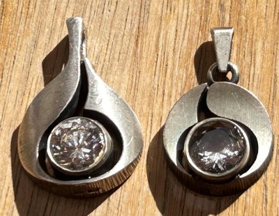 Auktion 358<br>2x kl. Silber-925- Anhänger mit klaren Steinen, H-max. 2,5 cm, zus. 4,8 gr [1]