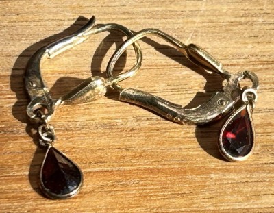 Auktion 358<br>Paar Ohrhänger, Silber -925- mit roten Steinen, L-ca. 2,5 cm, ca. 1 gr [1]