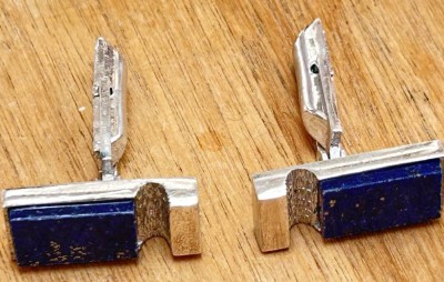 Auktion 358<br>Paar Silber-800- Manchettenknöpfe mit blauer Platte, zus. 10,1 gr. [1]
