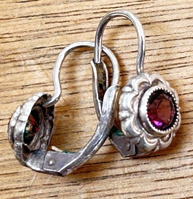 Auktion 358<br>Paar kl. Silber Ohrstecker, rote Steine, zus. 1,6 gr [1]