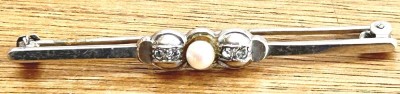 Auktion 358<br>Silber-835- Nadel mit Perlchen, klare Steine, B-5,5cm, 2,4 gr [1]