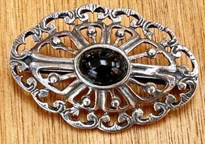 Auktion 358<br>ovale Brosche mit schwarzen Cabouchon, Silber-925-,, B-3,5 cm, 4,1 gr. [1]