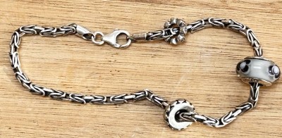 Auktion 358<br>Armkette-925-, Italy mit einem Pandora Charm und 2 kl. Silber-Trennteilen Italy, emailliert, zusammen 13,6 gr [1]