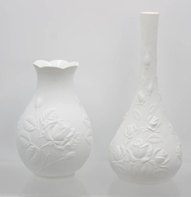 Auktion 358<br>2x div. Vasen, Kaiser, florale  Reliefdekore, Weißporzellan, ca. H-26 u. 18cm [1]