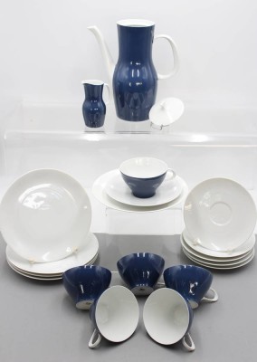 Auktion 358<br>Rest-Kaffeeservice, Thomas, blau/weiss, Kanne (Deckel nicht passend), Milchkännchen, 6x Tassen mit U.T. und 5 Kuchenteller,  ca. H-21cm Tassen H-5,8cm [1]