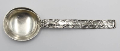Auktion 358<br>800er Silber Sahnelöffel,  Stiel mit Reliefdekor, um 1930, L-20cm, 80,9gr. [1]