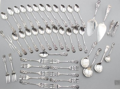 Auktion 358<br>Kaffeebesteck, Antiko 100, Rosenmuster, 12x Kuchengabeln, 2x Aufschnittgablen, 24x  Kaffeelöffel, 8x div. Vorlegeteile [1]