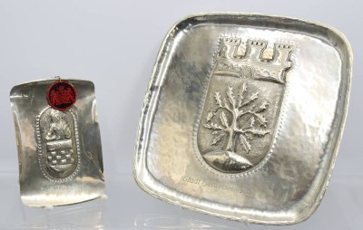 Auktion 358<br>2x  Wappenplatten, Stadt Wetter (Ruhr) und Stad Herdecke (Ruhr), handgetrieben, 27,5 x 28cm und 17 x 11,5cm [1]