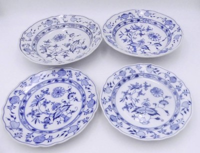 Auktion 358<br>4x Zwiebelmuster-Teller, 1x Meissen, 3x Teichert-Stadt Meissen, 1x  Rand mit Chip [1]