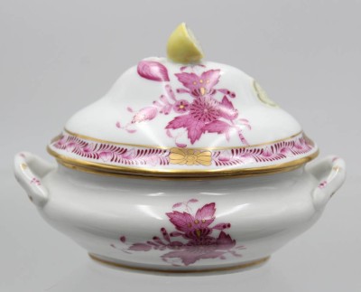 Auktion 358<br>kl. ovale Dekelterinne, Herend, Aponyi rot, Deckelbekrönung Zitrone, H-9cm B-13cm [1]