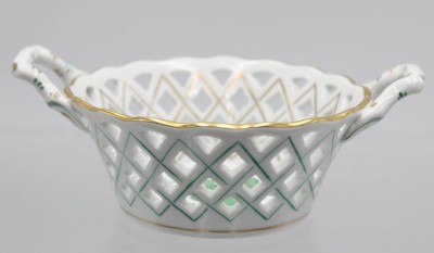 Auktion 362<br>kl. Henkl-Korbschale, Herend, Aponyi grün, H-5,5cm D-10,8cm [1]