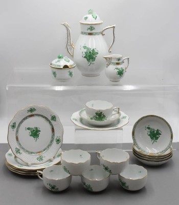 Auktion 358<br>Kaffeeservice für 6 Personen, Herend, Aponyi grün, Kanneblüte min. Chips,  Kanne H-24,5cm, Tassen H-5,2cm [1]