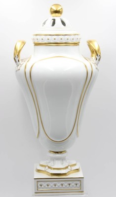 Auktion 358<br>sehr schöne hohe Deckelvase, Fürstenberg, Goldstaffage, H-49,5cm [1]