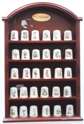 Auktion 358<br>Wandregal mit 30 div. Fingerhüte, Hummelmotive, 28 x 18,8cm [1]