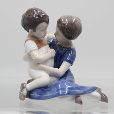 Auktion 358<br>Brüderchen und Schwesterchen, Bing & Gröndahl, Entw. Ingeborg Plockross Irminger, Modellnr. 1568, polychrom bemalt in Unterglasurfarben, H-11,5cm [1]