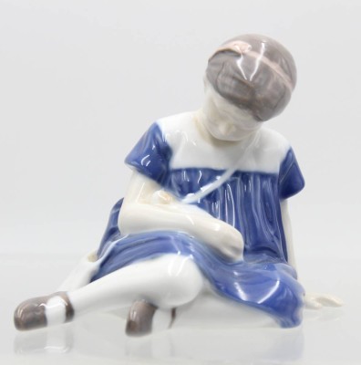 Auktion 358<br>Sitzendes Mädchen mit Puppe, Bing & Gröndahl, Modellnr. 1526, Entw. Ingeborg Plockross-Irminger, polychrome Unterglasurmalerei, H-9cm [1]