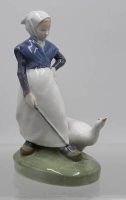 Auktion 358<br>Gänseliesel, Royal Copenhagen, 20. Jhd., Modellnr. 528, Entw. Christian Thomsen 1903, polychrome Unterglasurmalerei, H-18,cm [1]